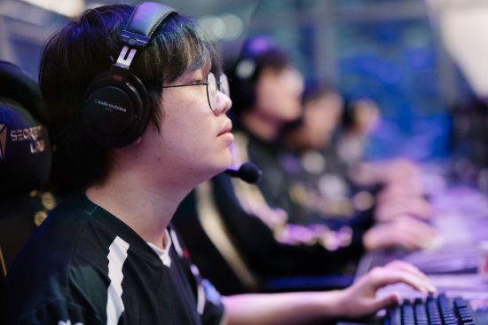 中国AG.AL战队夺得首个EWC冠军，续写穿越火线传奇